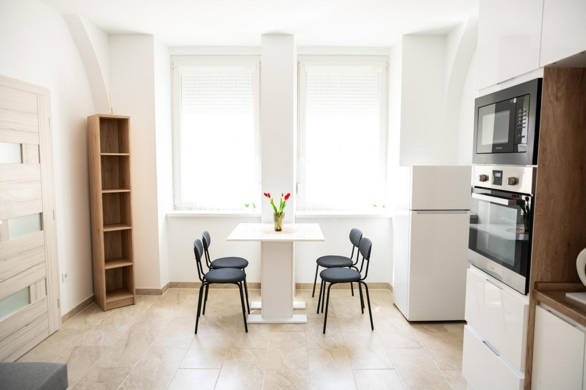Winestone Corner Apartment Debrecen Esterno foto